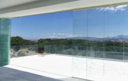 Side reclosable enclosure in a private house